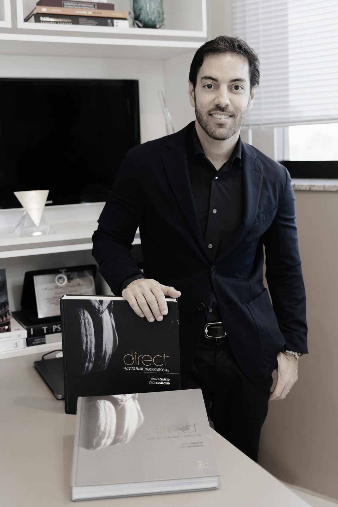 Dr. Rafael Calixto com o livro DIRECT
