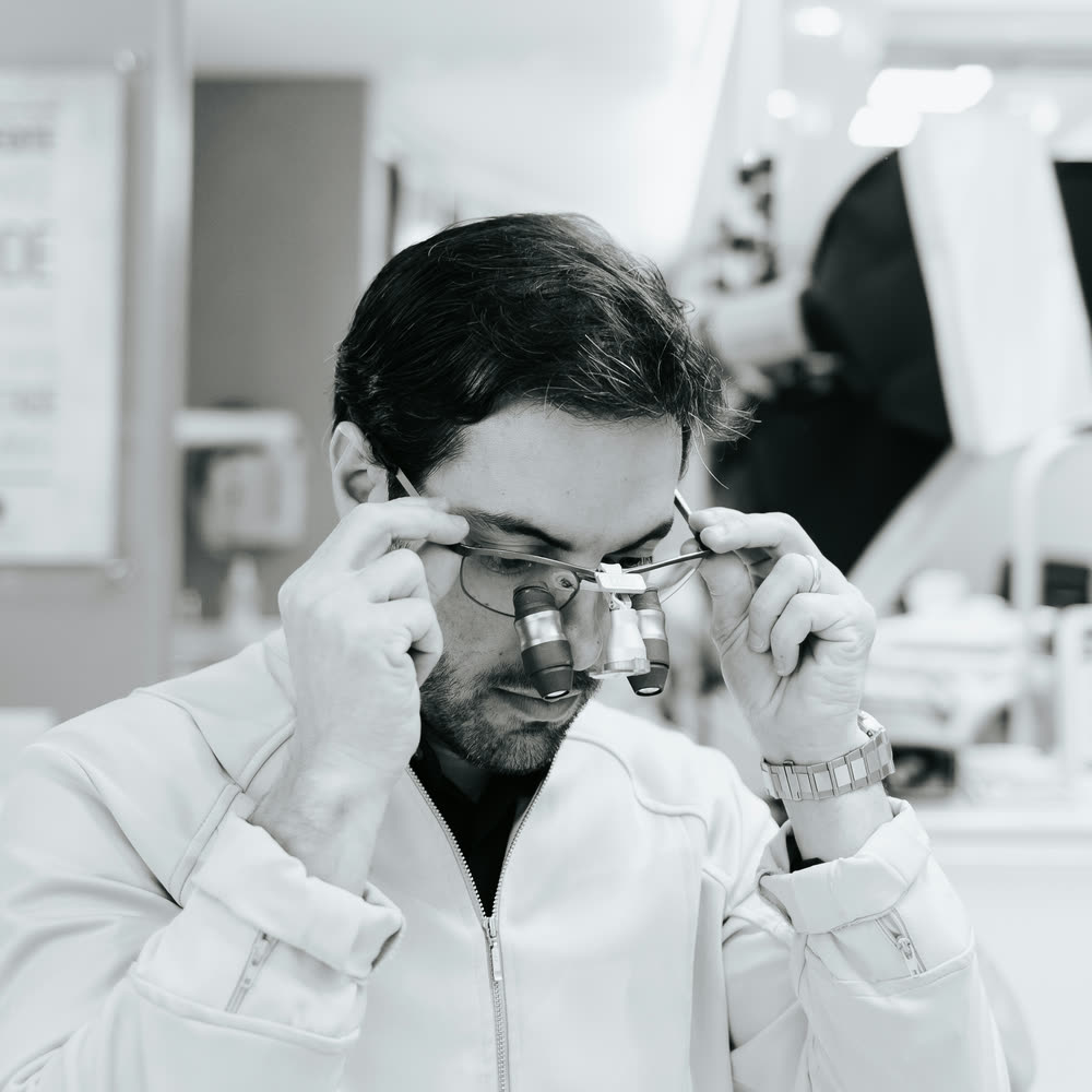 Dr. Rafael Calixto ajustando as lupas antes do atendimento