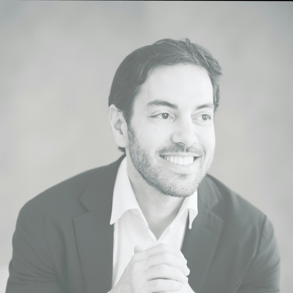 Dr. Rafael Calixto sorrindo, retrato em preto e branco