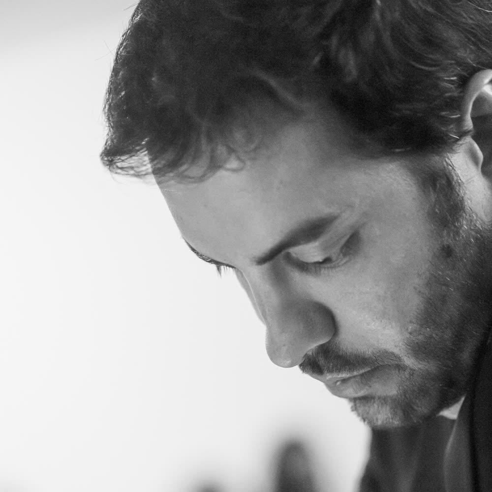 Dr. Rafael Calixto concentrado durante um atendimento