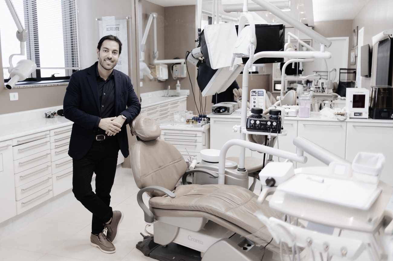 Dr. Rafael Calixto no consultório da Clínica Calixto Odontologia
