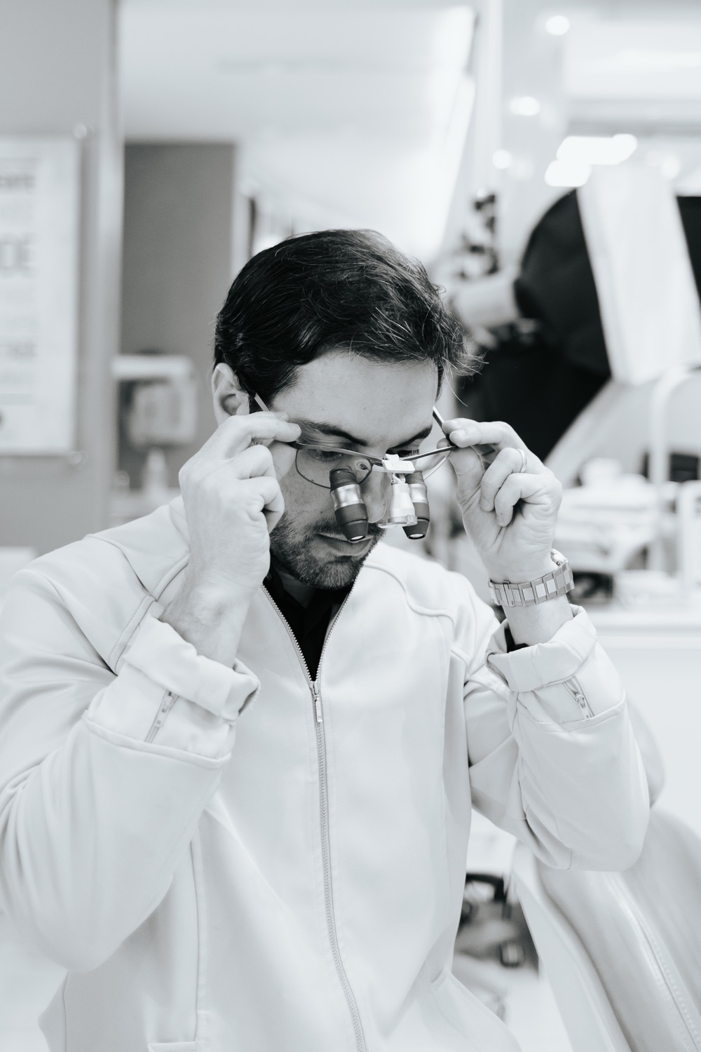 Dr. Rafael Calixto ajustando as lupas antes do atendimento