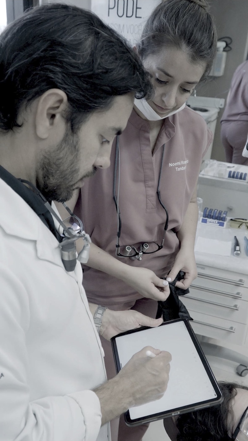 Dr. Rafael Calixto orientando uma participante