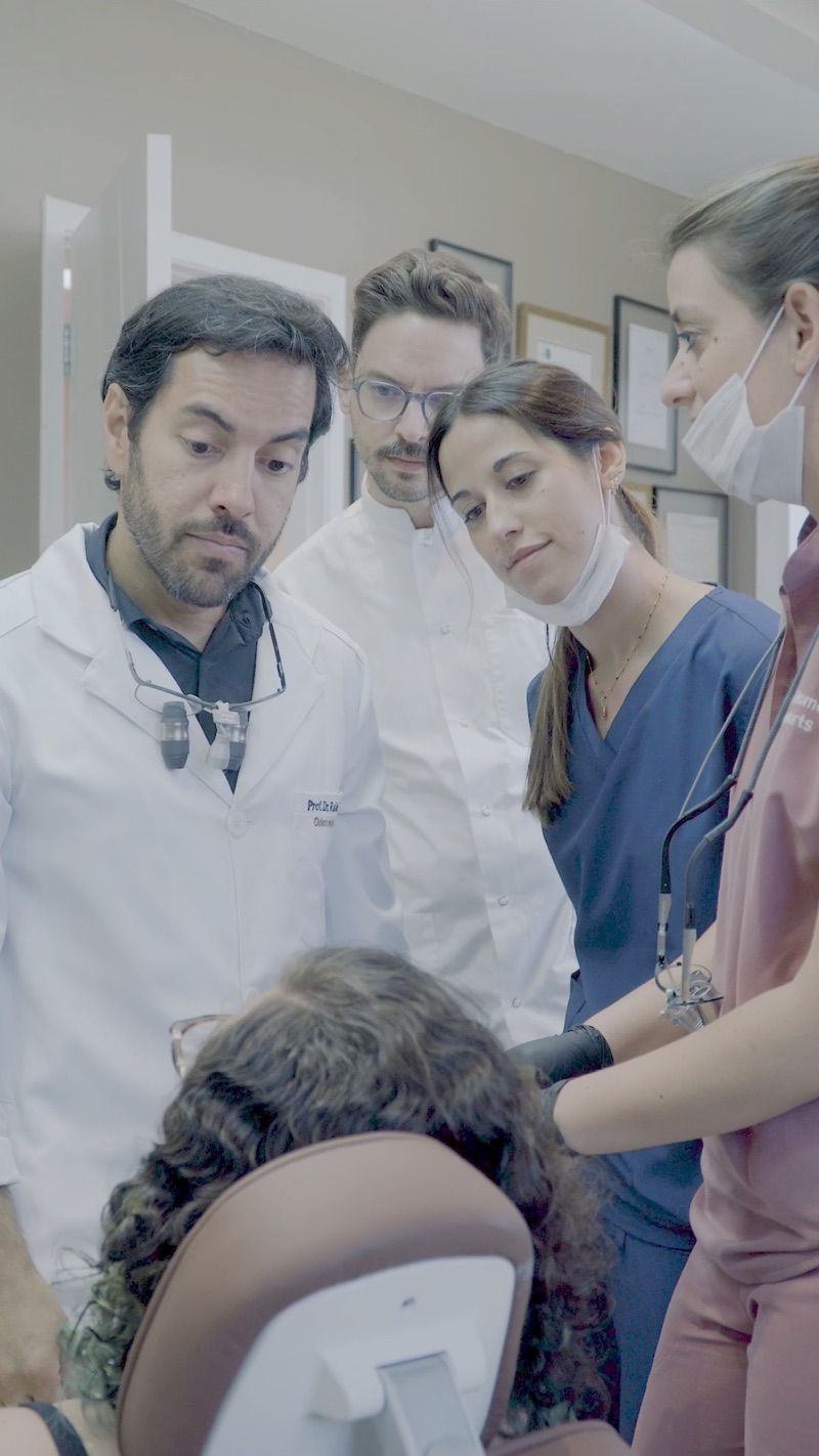 Equipe da clínica durante a experiência